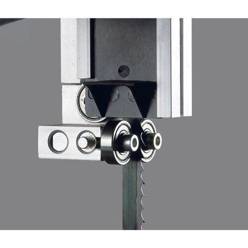 Reibungsarme, präzise und leicht einstellbare 3-Rollen-Sägebandführung oben.