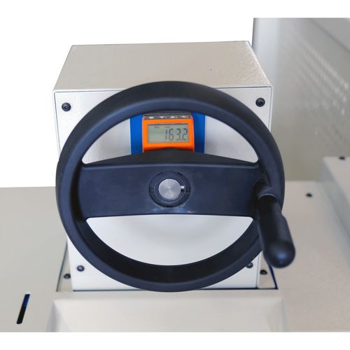 Bedienung des Hinteranschlags von der Maschinenfront über Handrad und Zählwerk