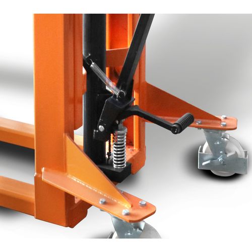 Der Fußhebel ermöglicht kräftesparendes Heben