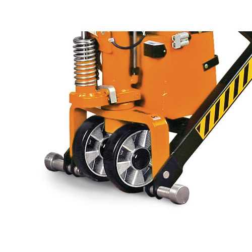 Beim Aufpumpen stützt sich der Hubwagen ab einer gewissen Höhe auf die serienmäßigen Stützfüße ab. So wird für einen sicheren Stand gesorgt und ungewolltes Wegrollen verhindert