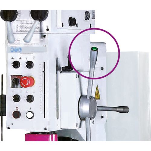 Die Kupplung des automatischen Pinolenvorschubs kann bei tiefen Bohrungen oder Sackloch-bohrungen jederzeit durch Betätigung des Tasters am Vorschubgriff geöffnet oder geschlossen werden