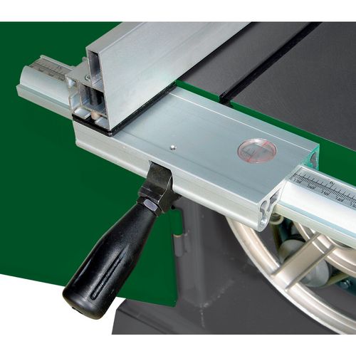 Aluminium-Parallelanschlag mit Exzenter-Schnellklemmung leicht und präzise verschiebbar, eingestellter Wert bequem über Millimeterskala ablesbar.