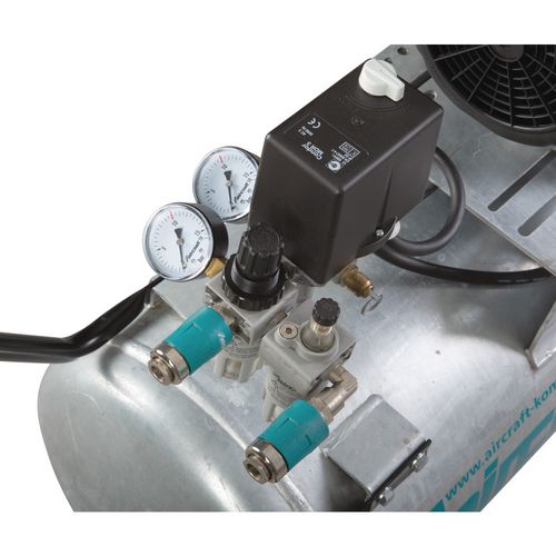 Filterdruckregler zur stufenlosen Einstellung des Arbeitsdrucks, bei gleichzeitiger Schmutz-, Öl- und KondensatabscheidungJe ein Manometer für Behälter- und ArbeitsdruckJe eine Druckluftentnahmestelle für gefilterte und gefiltert-/geölte Druckluft und ein Direktausgang vom BehälterZwei Komfort-Sicherheits-SchnellkupplungenHochwertiger CONDOR Druckschalter