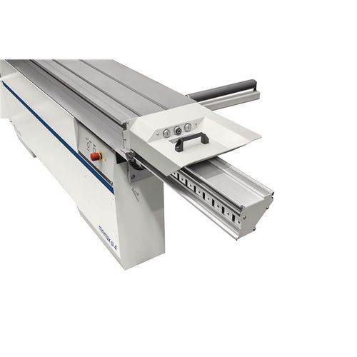 Ein- und Ausschalter der Motoren für Hauptsägeblatt und Vorritzaggregat im Schiebeschlitten integriertVorteilhaft bei der Bearbeitung von großdimensionierten Werkstücken, die den einfachen Zugang zum Hauptbedientafel der Maschine behindern