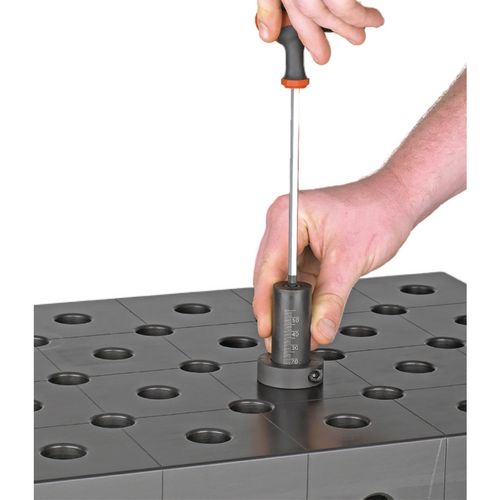 <ul><li>Klemmung eines Vario Spannbolzen 28 S mit Innensechskantschlüssel</li></ul>