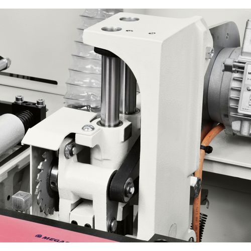 Kappaggregat mit EckenrundfunktionÜber einen unabhängigen Motor ­angetriebenFür den präzisen 90°-Schnitt der überstehenden KantenEinfache Einstellung des Sägeblatts auf die Stärke der zu verarbeitenden Kante mit numerischer Anzeige