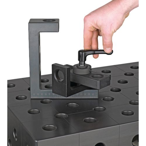 <ul><li>Werkzeuglose Klemmung eines Vario Spannbolzen 28 K</li><li>Stufenloses Spannen von bis zu drei Anschlagelementen</li></ul>