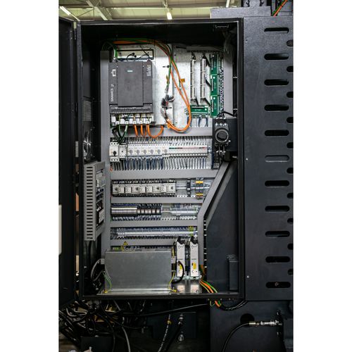 Geschlossener, übersichtlicher Schaltschrank mit integriertem Wärmetauscher sorgt für optimale TemperaturMit Siemens Servo-AntriebNormgerechter Aufbau