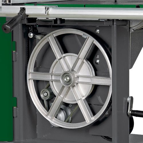 Manuelle Geschwindigkeitsverstellung in zwei Stufen durch Umlegen des Riemens. Antriebsräder für saubere Laufflächen mit Spänebürsten ausgestattet.