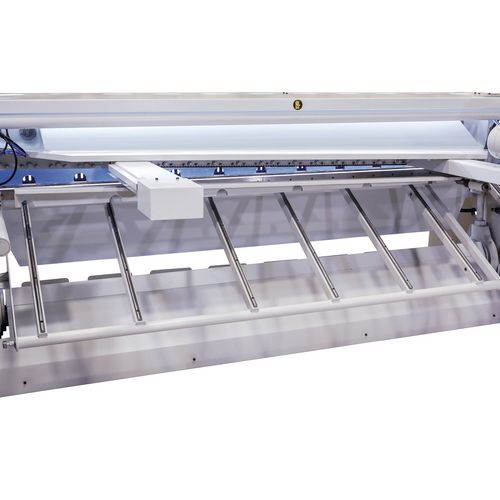 Pneumatische Dünnblechhochhaltevorrichtung mit Rollen, Bild zeigt Materialauswurf zur Bedienerseite