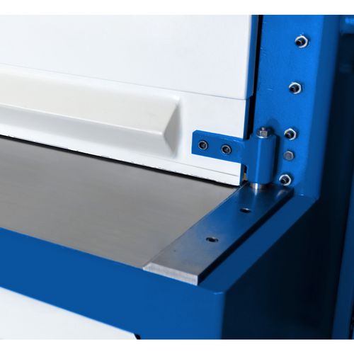 Schwerer Niederhalterbalken mit materialschonenden Gummieinsätzen