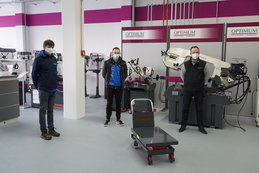 Rennsport-Team Strohm und Söhne nimmt Unicraft Werkstattwagen bei Stürmer Maschinen in Hallstadt in Empfang
