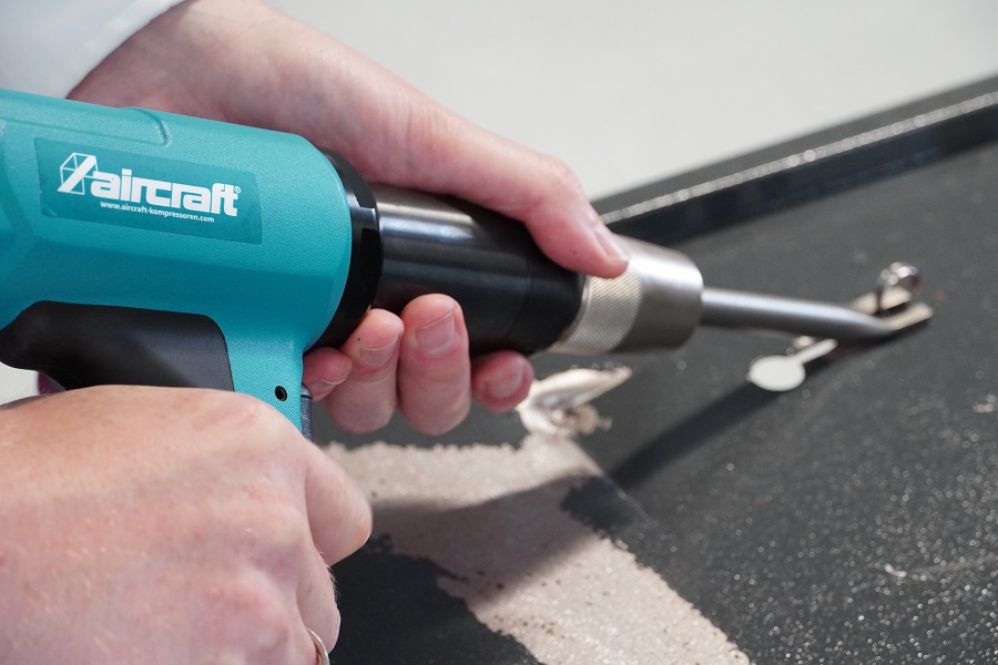 Blech aufbrechen mit dem Meißelhammer