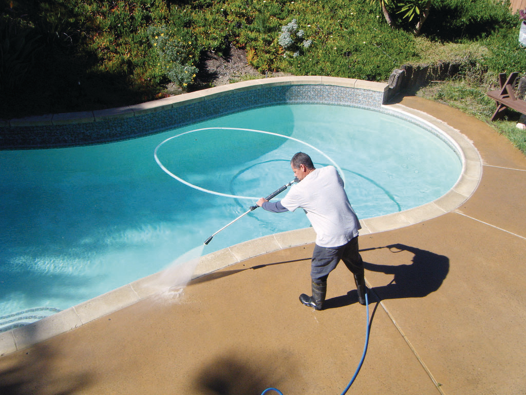 Pool und Außenflächen mit Hochdruckreiniger reinigen